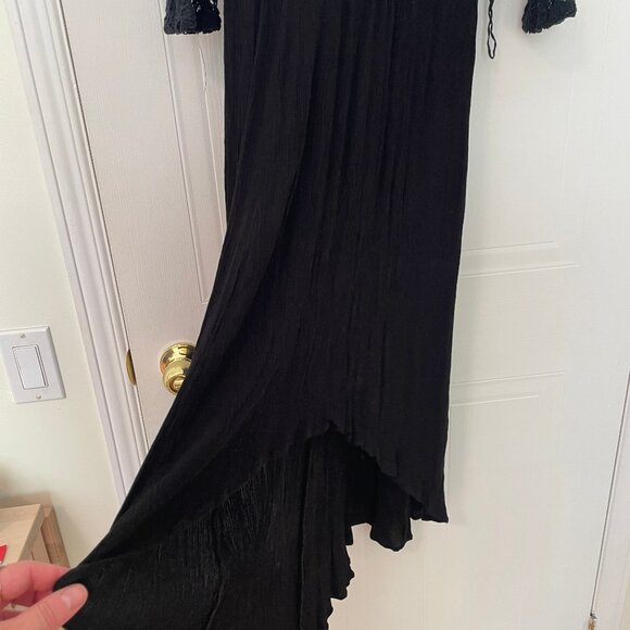High-low flowy embroidered black dress - Picture 3 of 11